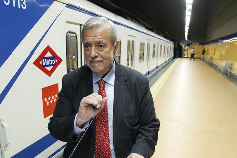 Antonio Beteta visita el tren ms antiguo de metro de Madrid.| Sergio Gonzlez