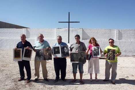 Familiares de algunos de los fusilados en el cementerio de La Puebla de Cazalla. | Jess Morn