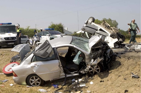 Estado en que quedaron de los coches tras el accidente. | Efe