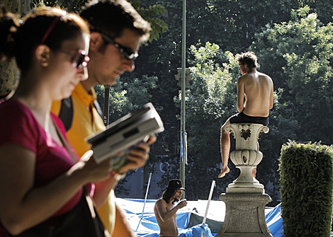 Indignados acampados en el Paseo del Prado, en Madrid. | Efe