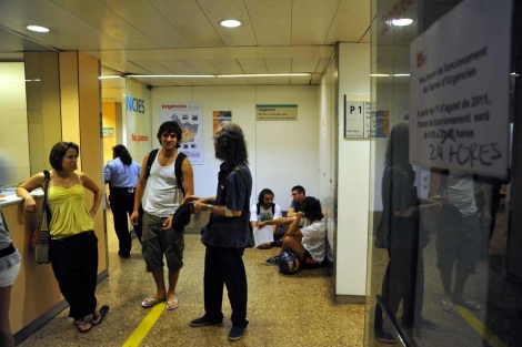 'Indignados' bloquean las urgencias del Hospital de L'Esperana, esta tarde. | Santi Cogolludo