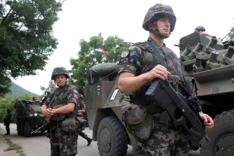 Soldados de la OTAN patrullan el norte de Kosovo. | Afp