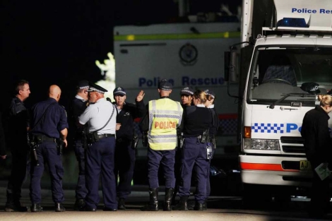 La policía y el equipo de rescate, frente a la residencia de la joven en Mosman, Sydney. | Reuters
