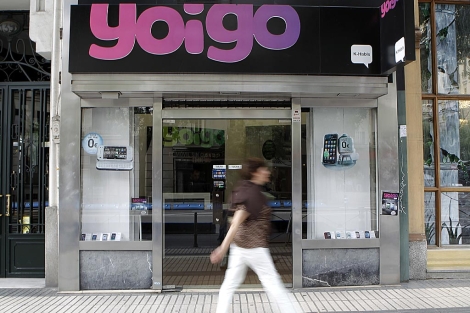 Fechada de una tienda de Yoigo, en Madrid. | Alberto di Lolli