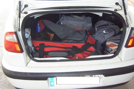 El inmigrante contorsionado dentro de la maleta.| Guardia Civil