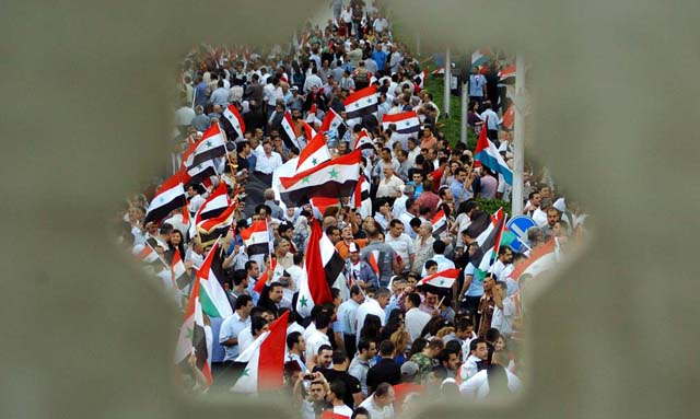 Miles de sirios en la plaza al-Hizaz en el centro de Damasco. | Efe