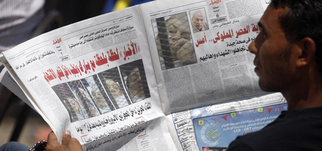 Un egipcio se informa por la prensa sobre el jucio a Hosni Mubarak. | Ap