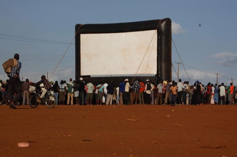 Gran pantalla para proyectar en el poblado de Kiberia. | Hot Sun Foundation