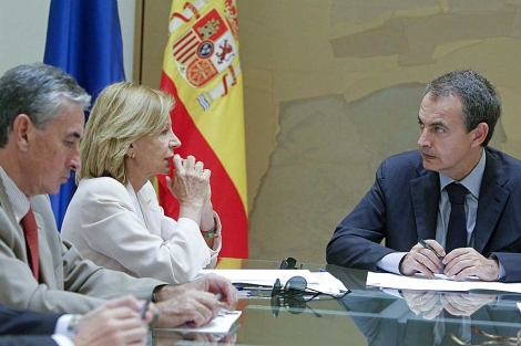 Zapatero escucha a Salgado en presencia de Juregui, en una reunin en Moncloa. | Efe