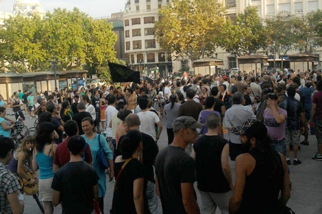 Cientos de personas se dan cita en la Plaza del Ayuntamiento de Valencia | A.V.