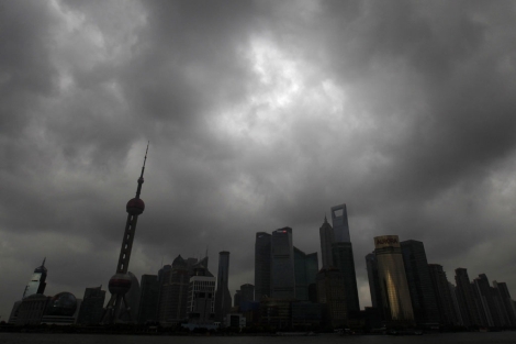 El tifn cubre de nubes negras el cielo de Shangai.| Reuters