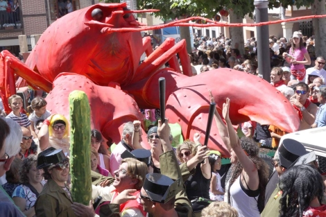 Un enorme cangrejo preside una de las carrozas durante el desfile. | M. Brgimo