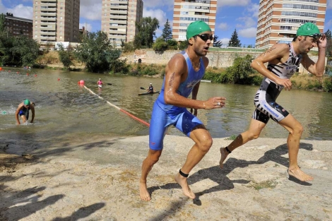 Un grupo de nadadores sale del río en busca de sus bicicletas. | J. González