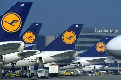 Aviones de la aerolnea alemana Lufthansa en el aeropuerto de Frncfour. | AP