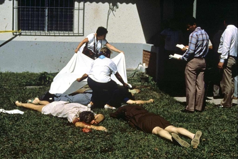 Algunos de los cadveres de la matanza perpetrada en El Salvador en 1989. | Efe