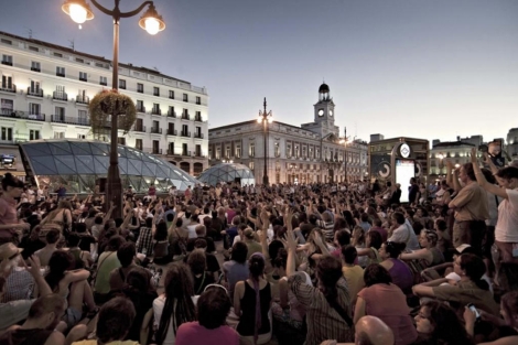 Cientos de personas reunidas en la ltima asamblea en la Puerta del Sol. | Efe