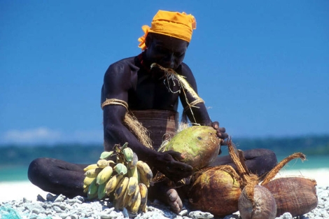 Indgena jarawa, recolectando cocos y pltanos.|Salom. Survival