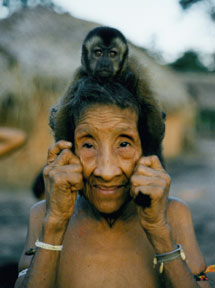 Una mujer indgena awa con una cra de mono.| Fiona Watson. Survival