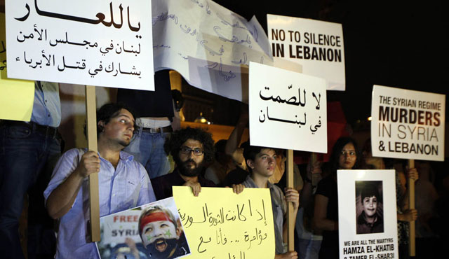 Libaneses con pancartas en las que se acusa al rgimen sirio de asesino en Beirut | Efe