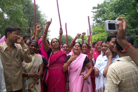 La 'Banda del Sari Rosa' durante una manifestacin.| Deepa Jainani