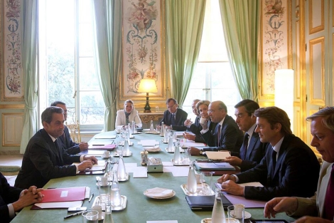 Nicolas Sarkozy durante el encuentro de urgencia con su gabinete. | AP