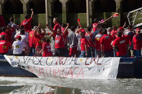 Trabajadores protestan en un barco en la ra de Bilbao. | Mitxi