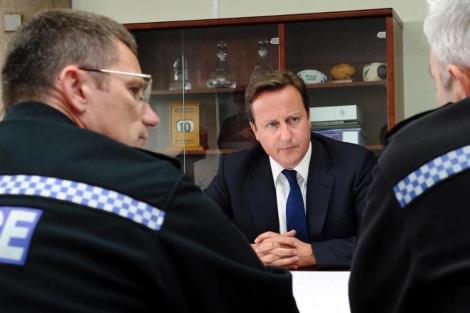 David Cameron en una reunin con las fuerzas de seguridad. | Efe