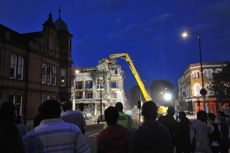 Derribo de un edificio afectado en Tottenham. | Efe