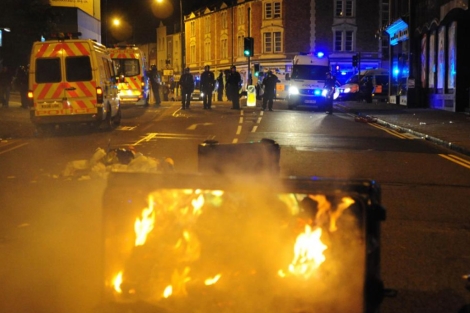 Un contenedor arde frente a la Polica en los incidentes de Bristol. (AFP)