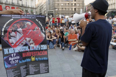 Cartel que presidirá la marcha 'anti-Papa' y que también se colgará en la Puerta del Sol.| Efe