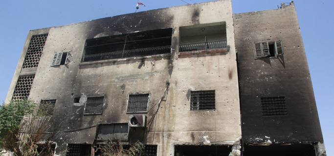 Estacin de polica incendiada en la localidad siria de Hama. | Efe