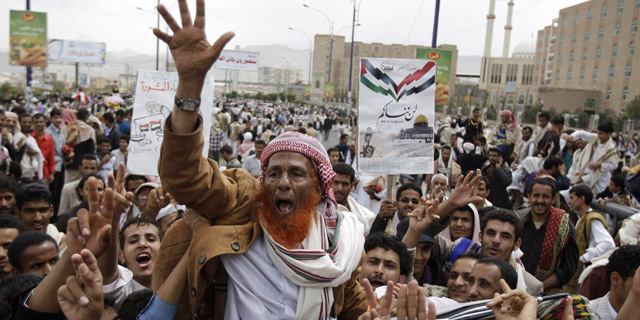 Miles de manifestantes protestan en San, la capital del pas, pidiendo la salida del presidente Saleh. | AP