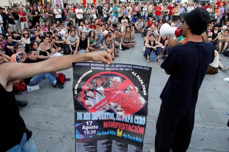 Cartel convocando a la marcha durante una asamblea del 15-M.| Diego Sinova