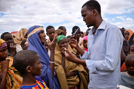 Tarah entrevista a un refugiado de la extensin de Ifo, en Dadaab.| Internews