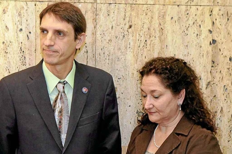 Carles Bonet (izquierda) junto a Juana Dolores Martnez. | lex Salcedo