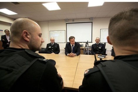 El primer ministro britnico, en una reunin con la Polica en Salford. | Afp