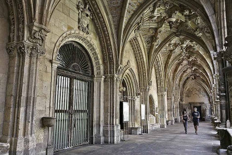 Tras las rejas de la puerta de la izquierda se conde la capilla del Conde de Rebolledo. / J.G.