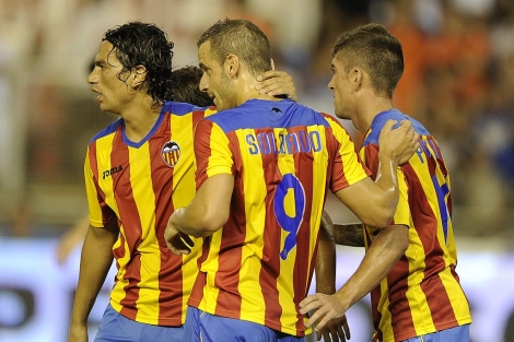 La plantilla del Valencia celebra un gol en Mestalla. | AFP