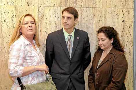 Carles Bonet (centro) junto a Juana Dolores Martnez (derecha) y Mara Osuna. | lex Salcedo