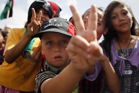 Niños libios hacen el símbolo de la victoria en Kiklah.| Reuters