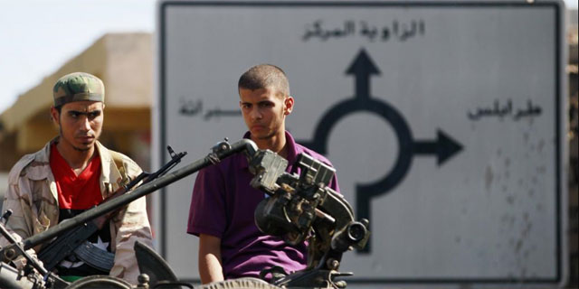 Rebeldes libios en una carretera cercana a Trípoli. | Reuters