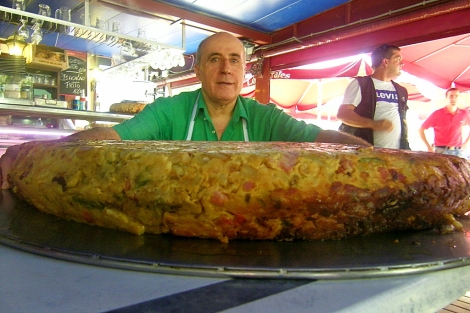 El cocinero Manolo Rangel, con una tortilla de 70 kilos. | EM