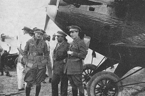 Los aviadores Estevez,Gallarza y Loriga a su llegada a El Cairo. | Ejrcito del Aire