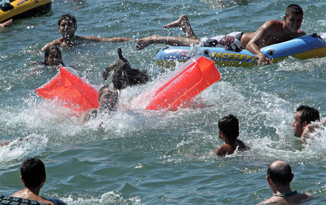 Cientos de personas han participado en la suelta de patos de Puerto de Sagunto. | Efe