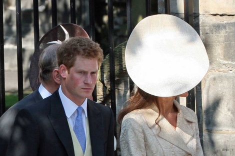 El prncipe Harry, junto a su cuada Catalina de Cambridge en la boda de Zara Phillips. | Gtres
