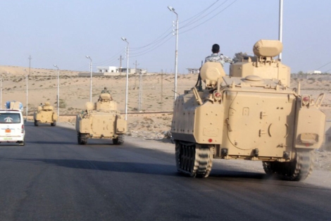 Un convoy militar egipcio patrulla las carreteras del Sina. | Afp