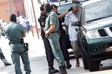 El detenido, entrando en el vehculo policial. | Francisco Ledesma
