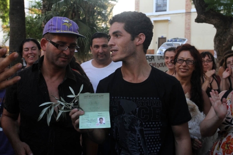 El argelino Bouziane es felicitado tras su salida del CIE de Capuchinos. | C. Díaz