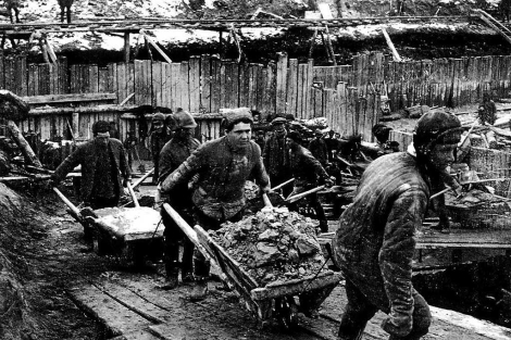 Presos soviéticos llevan piedras para un canal en el Báltico.| T. Kizny