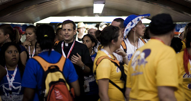 El Metro de Madrid est repleto de peregrinos. | Roberto Crdenas